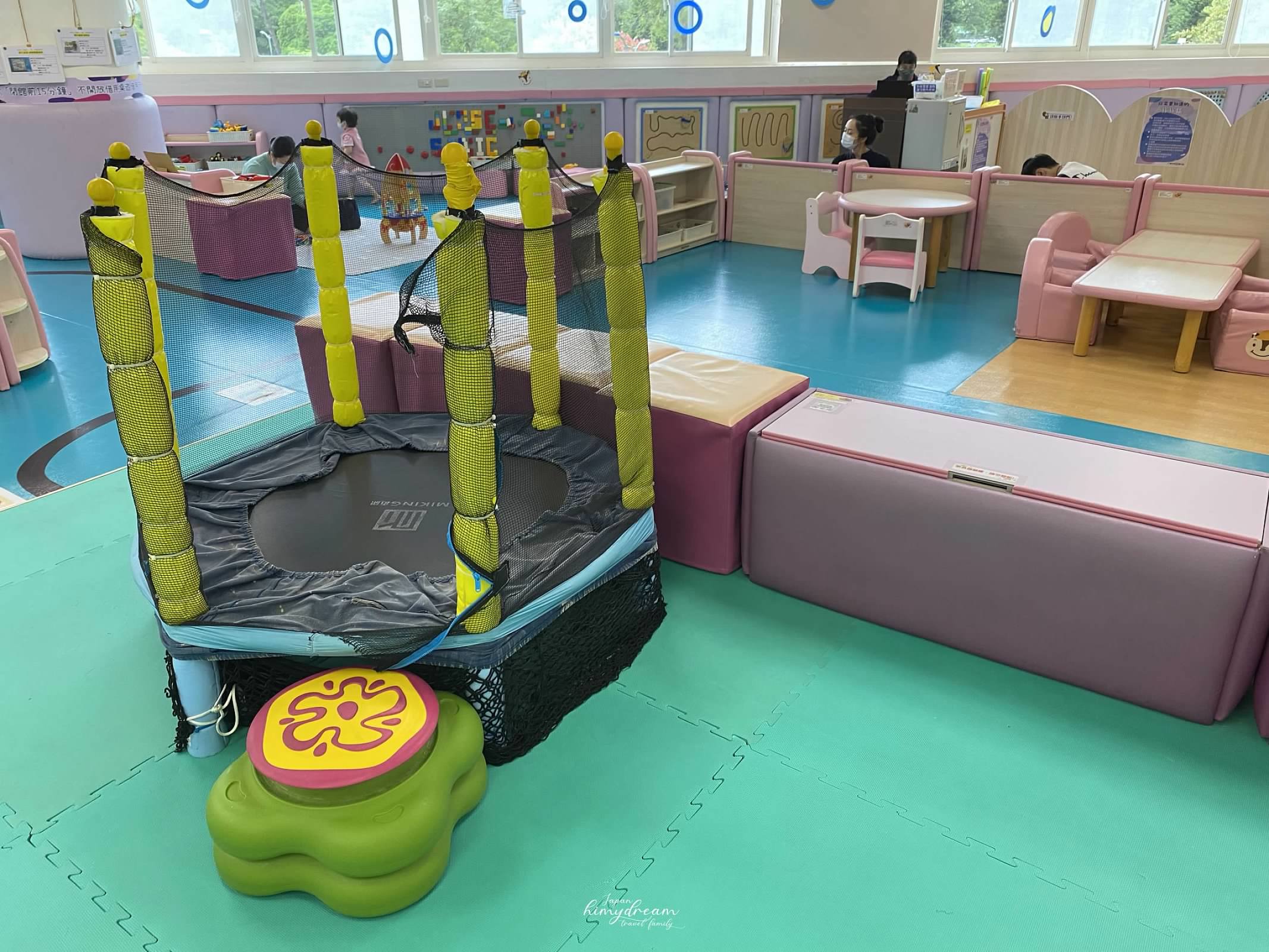 萬華親子館-台北雨天室內免費景點 -跳跳床免費-專屬幼兒0-2 -嬰兒爬行遊玩區-青年公園-魚池-溜滑梯 -近南機場夜市-台北親子景點推薦-台北雨天免費景點-台北小汽車免費-台北市內免費景點-嬰兒適合帶去哪玩-嬰兒免費景點-幼兒免費放電場所-跳跳床免費課程-免費跳床-訓練平衡感遊戲區-免費訓練平衡感玩具
