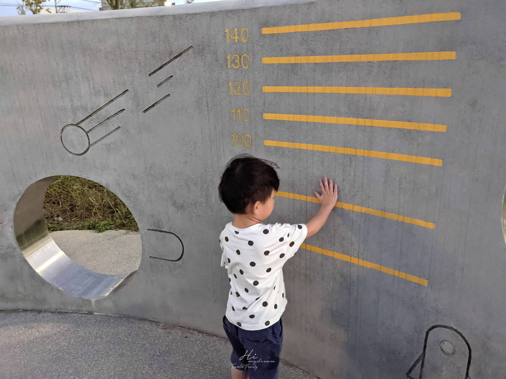 桃園中壢大江購物中心-大江二期公園免費親子景點-青埔親子共融式公園-桃園青埔公園翹翹板/攀繩/溜滑梯-桃園青埔公園- 大江購物還可以溜娃-免費停車-大江購物新景點-桃園青埔公園-大江育兒景點- 大江購物親子景點-桃園青埔公園-大江購物停車場-桃園青埔公園-大江購物推薦景點-大江購物溜娃景點-青埔公園推薦-