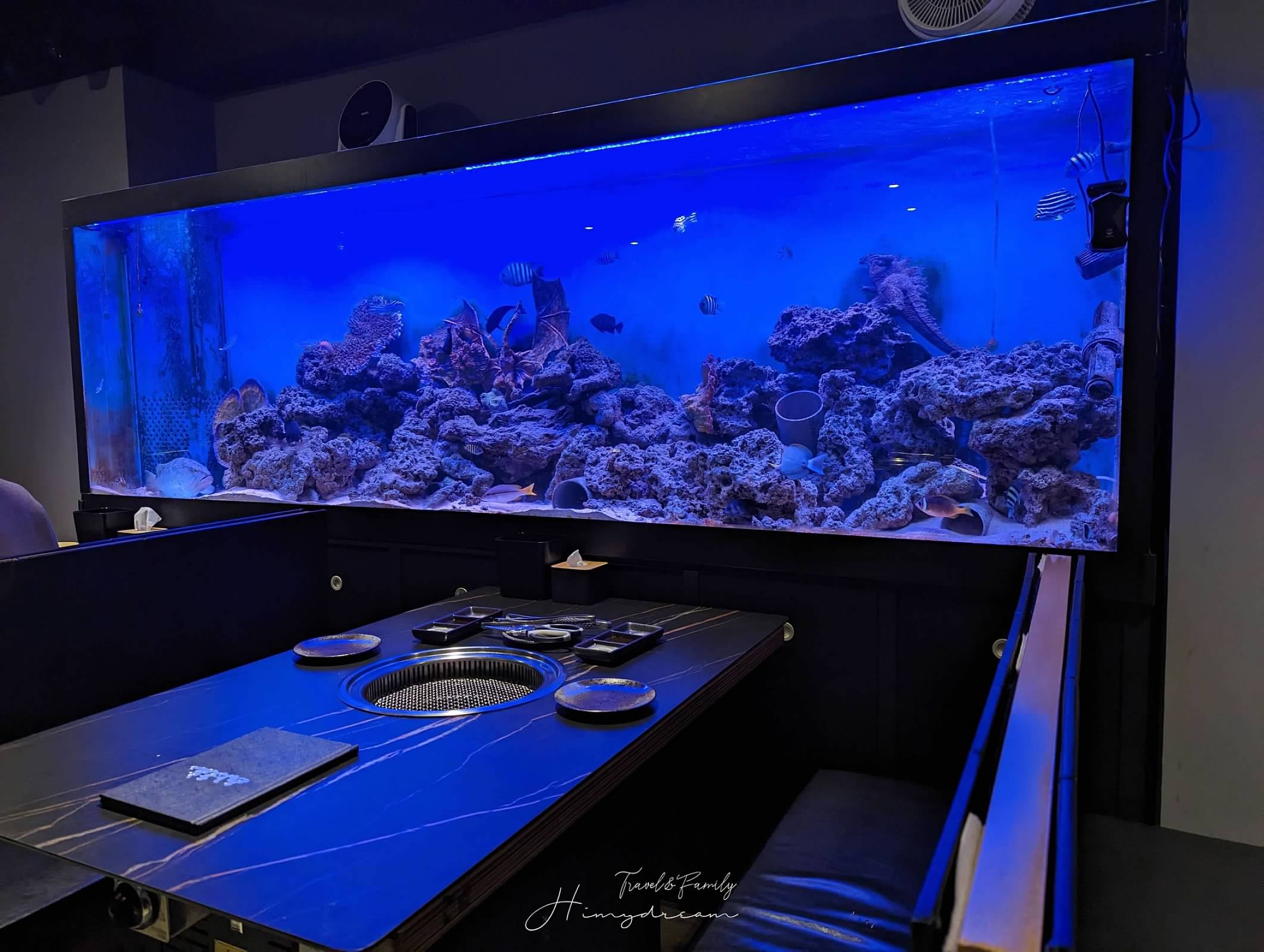上走走日式無菜單燒肉專門店-千元超值和牛料理- 置身在水族館內的燒肉店- 新竹人氣餐廳山上走走日式無菜單燒肉專門店 -金箔冰淇淋-生牛肉海膽手卷-和牛握壽司-新竹生日聚餐推薦-新竹大餐推薦-新竹氣氛餐廳-新竹人氣燒肉-新竹燒肉-新竹無菜單-新竹日料-新竹海鮮推薦-新竹吃和牛 新竹Ａ5和牛-和牛吃到飽-新竹和牛店-和牛無菜單-新竹必吃燒肉 