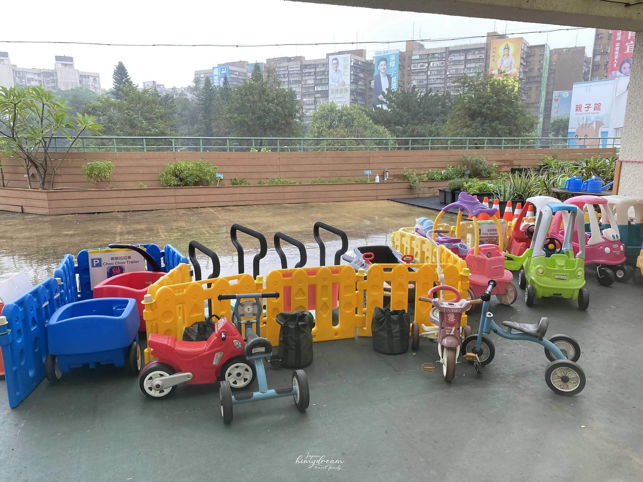 萬華親子館-台北雨天室內免費景點 -跳跳床免費-專屬幼兒0-2 -嬰兒爬行遊玩區-青年公園-魚池-溜滑梯 -近南機場夜市-台北親子景點推薦-台北雨天免費景點-台北小汽車免費-台北市內免費景點-嬰兒適合帶去哪玩-嬰兒免費景點-幼兒免費放電場所-跳跳床免費課程-免費跳床-訓練平衡感遊戲區-免費訓練平衡感玩具