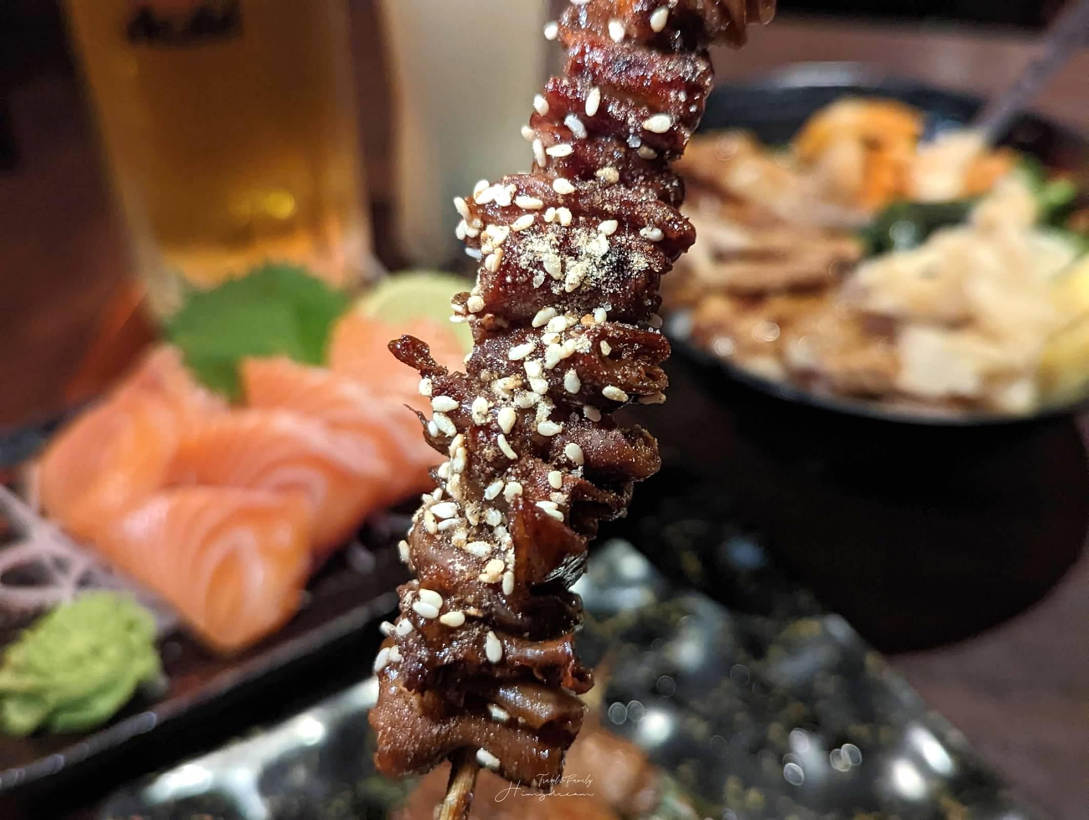 蘆洲鏊屋 蘆洲串燒-蘆洲壽司-蘆洲酒場-蘆洲深夜宵夜美食-洲焦糖鮭魚必點- 蘆洲三民高中居酒屋 -蘆洲深夜美食喝酒 -蘆洲聚餐推薦-蘆洲居酒屋-蘆洲宵夜-三民高中宵夜-蘆洲鮭魚生魚片-蘆洲吃串燒-