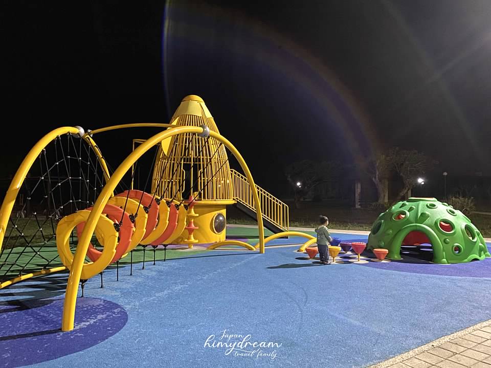 旅遊澎湖三週- 山水沙灘- 免費親子公園- 外太空火箭造型遊樂設施-澎湖星空民宿-公園看星星-澎湖免費公園-澎湖晚上去哪好-澎湖晚上公園推薦-山水沙灘附近公園-山水沙灘火箭公園-山水沙灘看星星-山水沙灘免費景點-澎湖星空民宿-免費親子推薦-親子公園-澎湖景點-鎖港公1公園的小管造型共融公園 