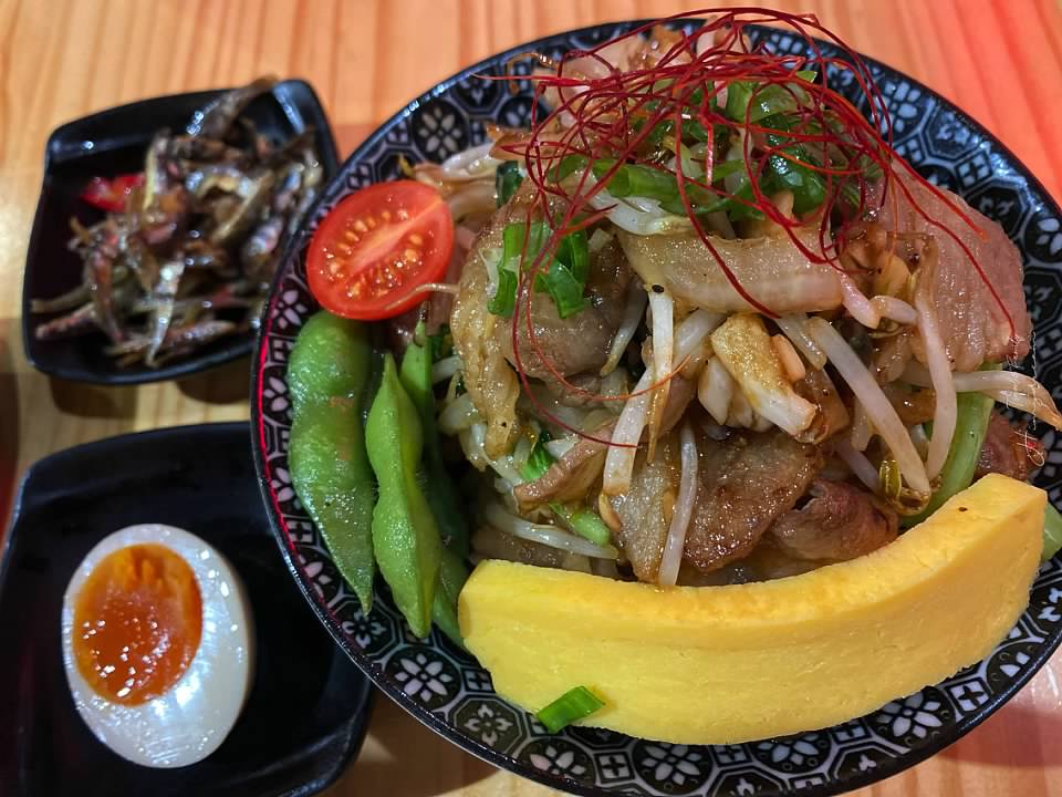 男子漢職人丼飯專賣店- 經典燒肉牛肉飯- 厚切牛肉- 牛肉蓋飯- 澎湖聚餐推薦-溫泉蛋-燒肉蓋飯-澎湖晚餐餐廳-澎湖拍照打卡餐廳-澎湖美食推薦-澎湖必吃-丼飯專賣店 