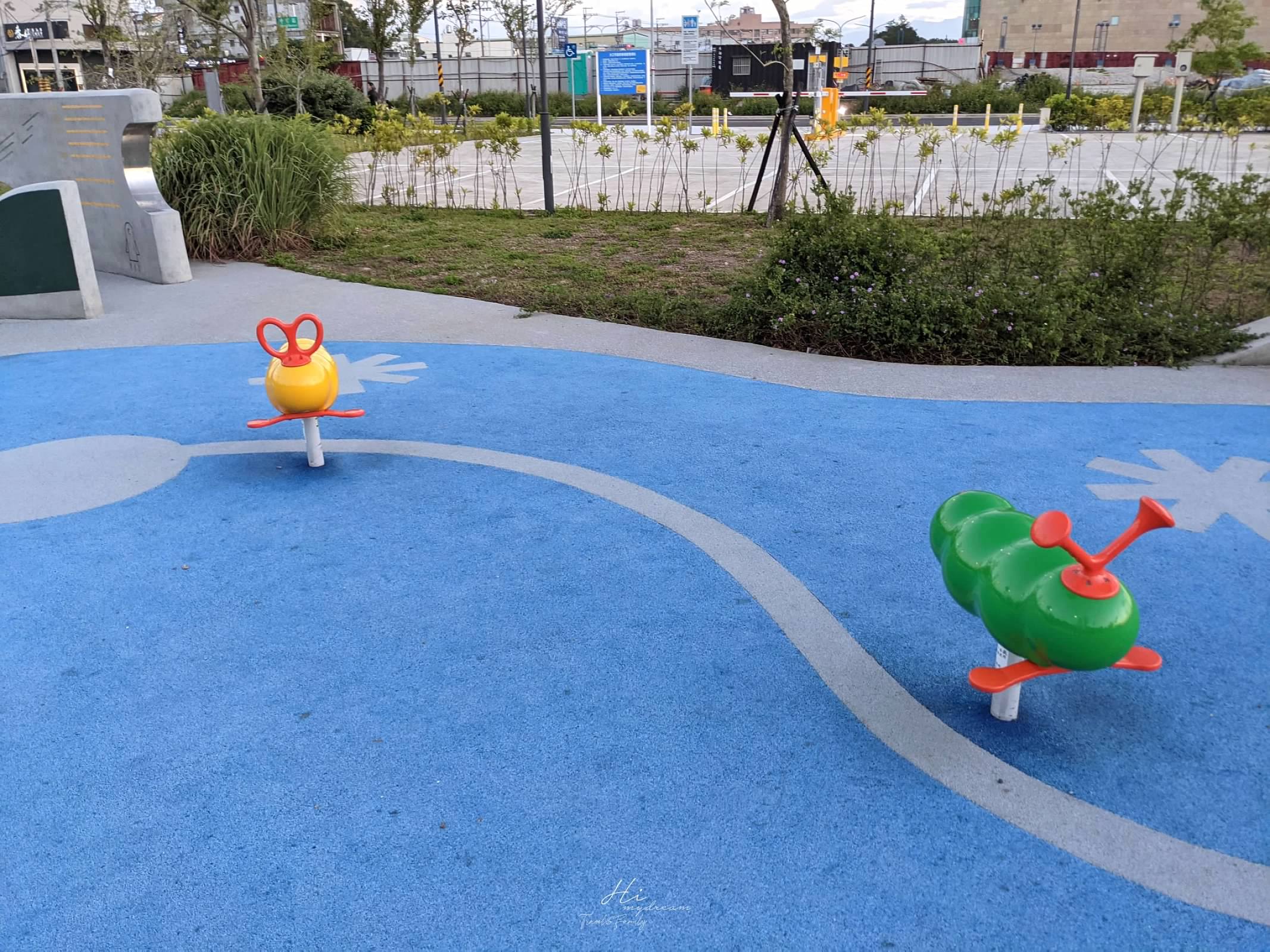 桃園中壢大江購物中心-大江二期公園免費親子景點-青埔親子共融式公園-桃園青埔公園翹翹板/攀繩/溜滑梯-桃園青埔公園- 大江購物還可以溜娃-免費停車-大江購物新景點-桃園青埔公園-大江育兒景點- 大江購物親子景點-桃園青埔公園-大江購物停車場-桃園青埔公園-大江購物推薦景點-大江購物溜娃景點-青埔公園推薦-