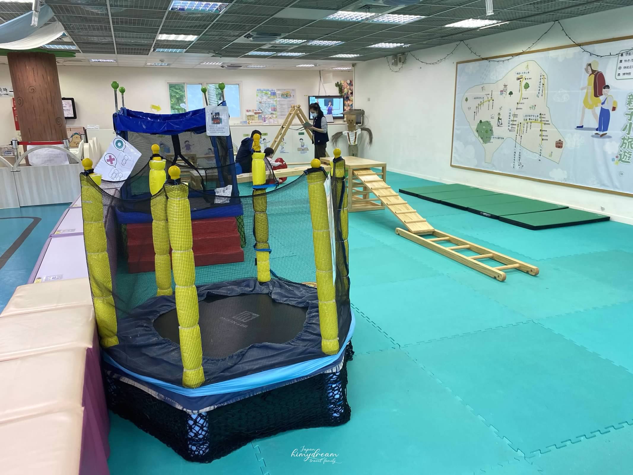 萬華親子館-台北雨天室內免費景點 -跳跳床免費-專屬幼兒0-2 -嬰兒爬行遊玩區-青年公園-魚池-溜滑梯 -近南機場夜市-台北親子景點推薦-台北雨天免費景點-台北小汽車免費-台北市內免費景點-嬰兒適合帶去哪玩-嬰兒免費景點-幼兒免費放電場所-跳跳床免費課程-免費跳床-訓練平衡感遊戲區-免費訓練平衡感玩具
