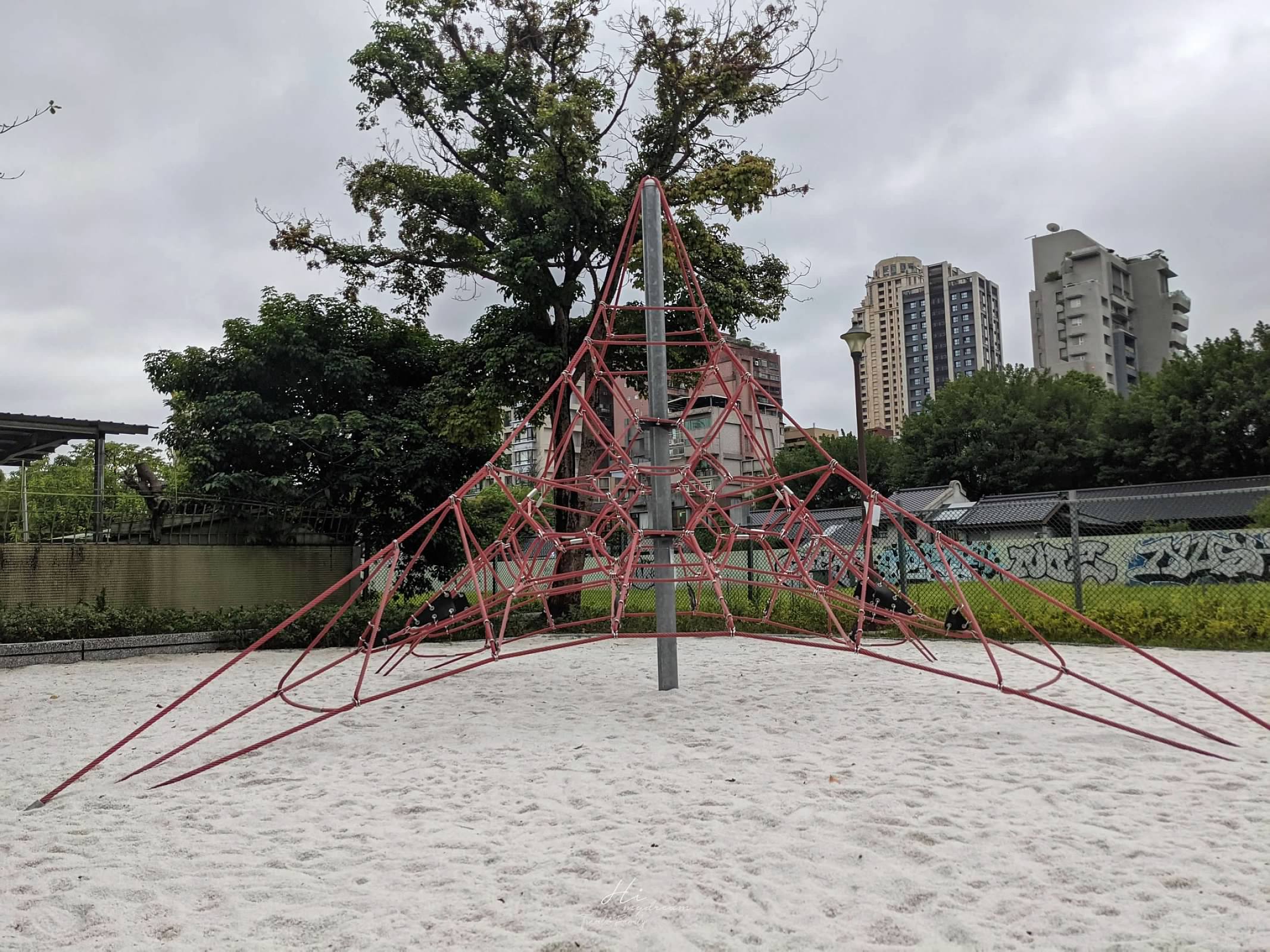 金杭公園特色遊戲場 -榕錦時光生活園區-東門站親子景點-親子免費玩沙- 沙坑溜滑梯-台北特色公園 -榕錦時光生活園區周邊景點-台北免費景點-親子沙坑-免費玩沙-金山公園特色遊戲場 -九州鬆餅瓦芙-台北刑務所官舍-臺北監獄-古蹟圍牆遺跡-榕錦時光生活園區-免費親子景點-榕錦時光-免費玩沙景點-台北公園推薦