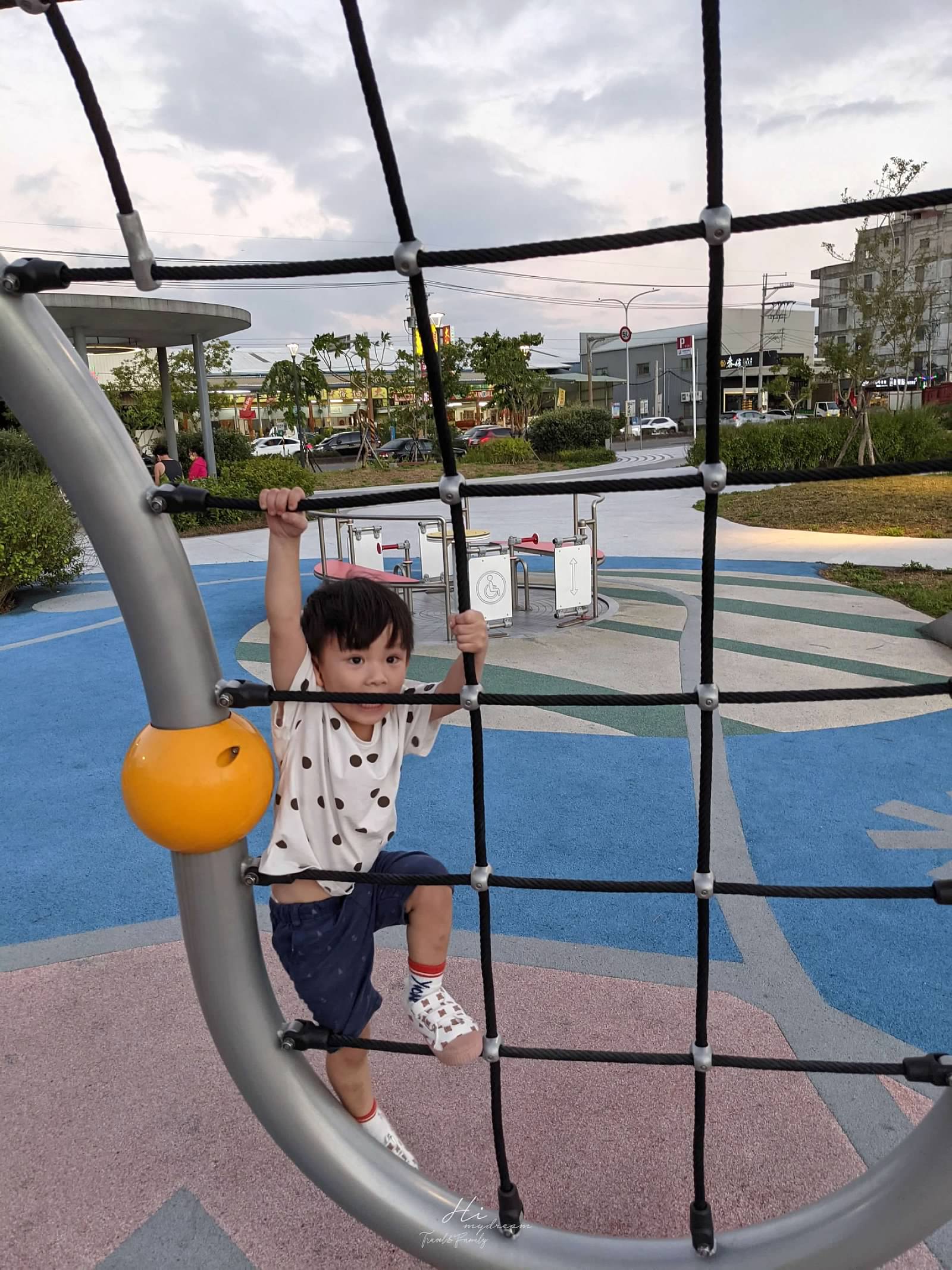 桃園中壢大江購物中心-大江二期公園免費親子景點-青埔親子共融式公園-桃園青埔公園翹翹板/攀繩/溜滑梯-桃園青埔公園- 大江購物還可以溜娃-免費停車-大江購物新景點-桃園青埔公園-大江育兒景點- 大江購物親子景點-桃園青埔公園-大江購物停車場-桃園青埔公園-大江購物推薦景點-大江購物溜娃景點-青埔公園推薦-