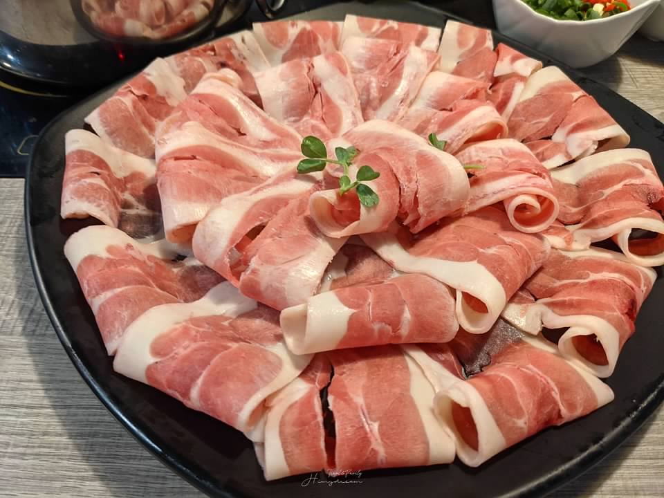 樂釜 Love Hot Pot -極上鍋物長榮店 -專門吃肉-高級肉片-櫻桃鴨肉-大推外帶也好吃-蘆洲火鍋推薦-蘆洲牛肉火鍋推薦-櫻桃鴨肉火鍋推薦-蘆洲火鍋推薦必吃-蘆洲包廂聚餐推薦-蘆洲長榮路美食-蘆洲麻辣火鍋-蘆洲高級牛肉推薦-