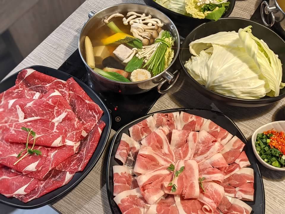 樂釜 Love Hot Pot -極上鍋物長榮店 -專門吃肉-高級肉片-櫻桃鴨肉-大推外帶也好吃-蘆洲火鍋推薦-蘆洲牛肉火鍋推薦-櫻桃鴨肉火鍋推薦-蘆洲火鍋推薦必吃-蘆洲包廂聚餐推薦-蘆洲長榮路美食-蘆洲麻辣火鍋-蘆洲高級牛肉推薦-