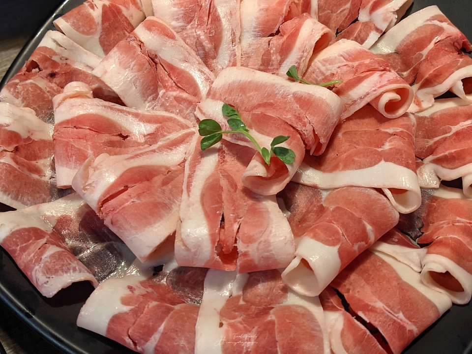 樂釜 Love Hot Pot -極上鍋物長榮店 -專門吃肉-高級肉片-櫻桃鴨肉-大推外帶也好吃-蘆洲火鍋推薦-蘆洲牛肉火鍋推薦-櫻桃鴨肉火鍋推薦-蘆洲火鍋推薦必吃-蘆洲包廂聚餐推薦-蘆洲長榮路美食-蘆洲麻辣火鍋-蘆洲高級牛肉推薦-