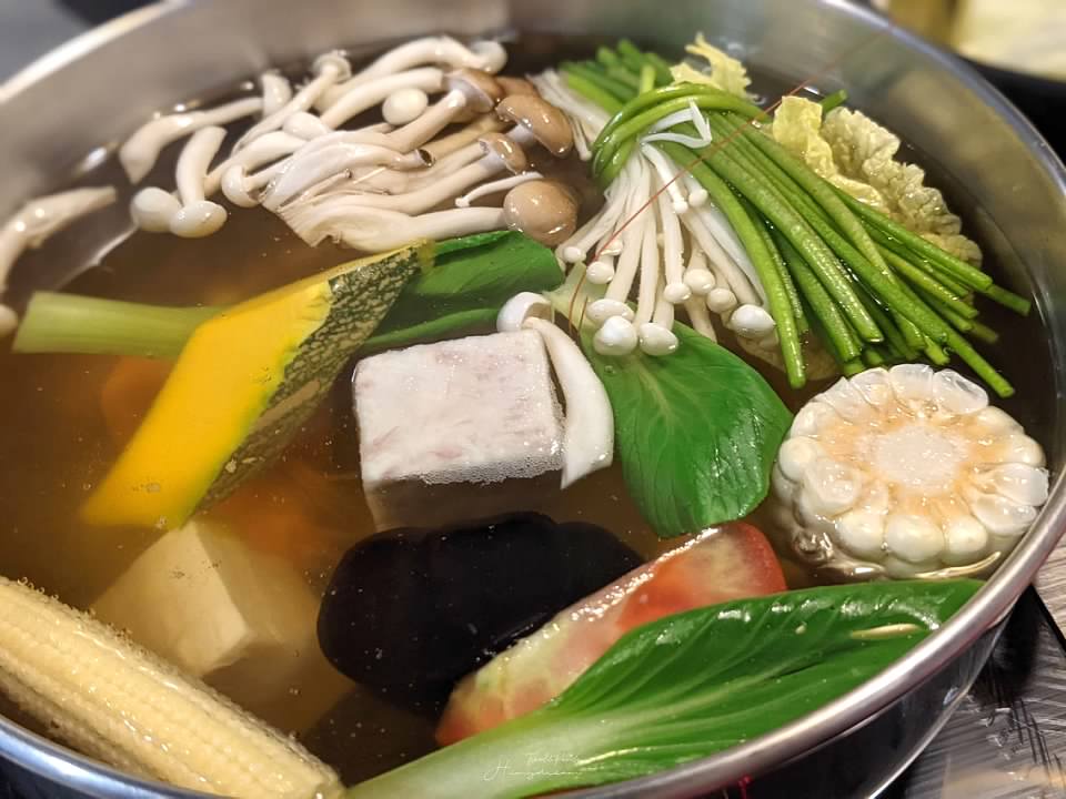樂釜 Love Hot Pot -極上鍋物長榮店 -專門吃肉-高級肉片-櫻桃鴨肉-大推外帶也好吃-蘆洲火鍋推薦-蘆洲牛肉火鍋推薦-櫻桃鴨肉火鍋推薦-蘆洲火鍋推薦必吃-蘆洲包廂聚餐推薦-蘆洲長榮路美食-蘆洲麻辣火鍋-蘆洲高級牛肉推薦-