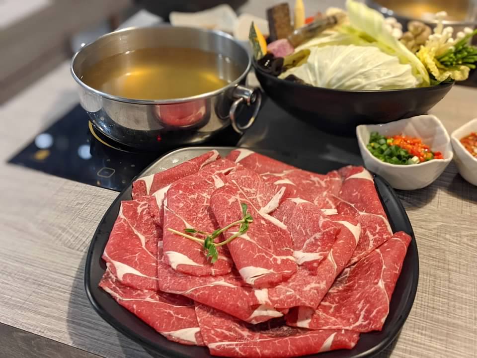 樂釜 Love Hot Pot -極上鍋物長榮店 -專門吃肉-高級肉片-櫻桃鴨肉-大推外帶也好吃-蘆洲火鍋推薦-蘆洲牛肉火鍋推薦-櫻桃鴨肉火鍋推薦-蘆洲火鍋推薦必吃-蘆洲包廂聚餐推薦-蘆洲長榮路美食-蘆洲麻辣火鍋-蘆洲高級牛肉推薦-