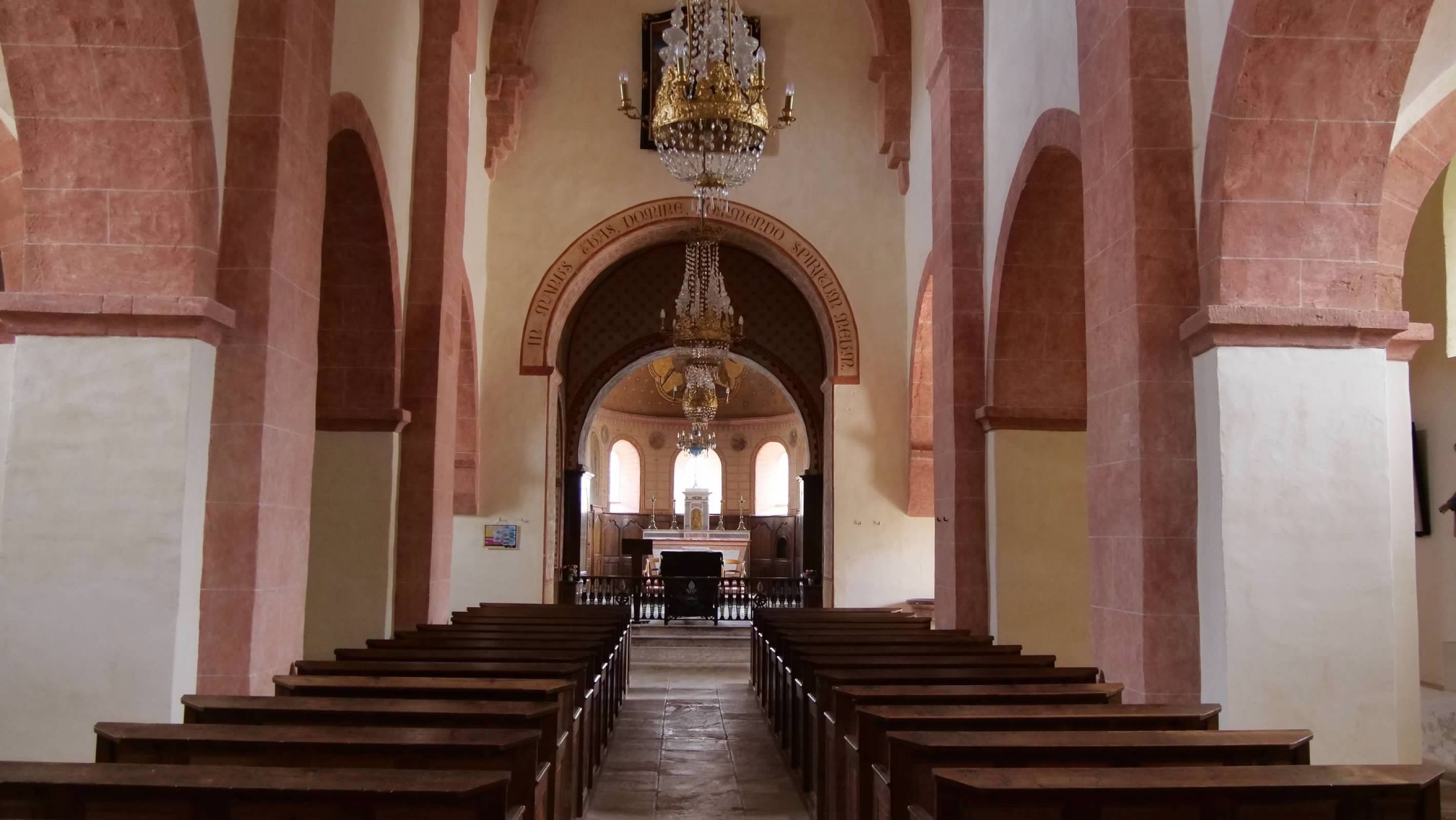 Inside glise Saint-Pierre