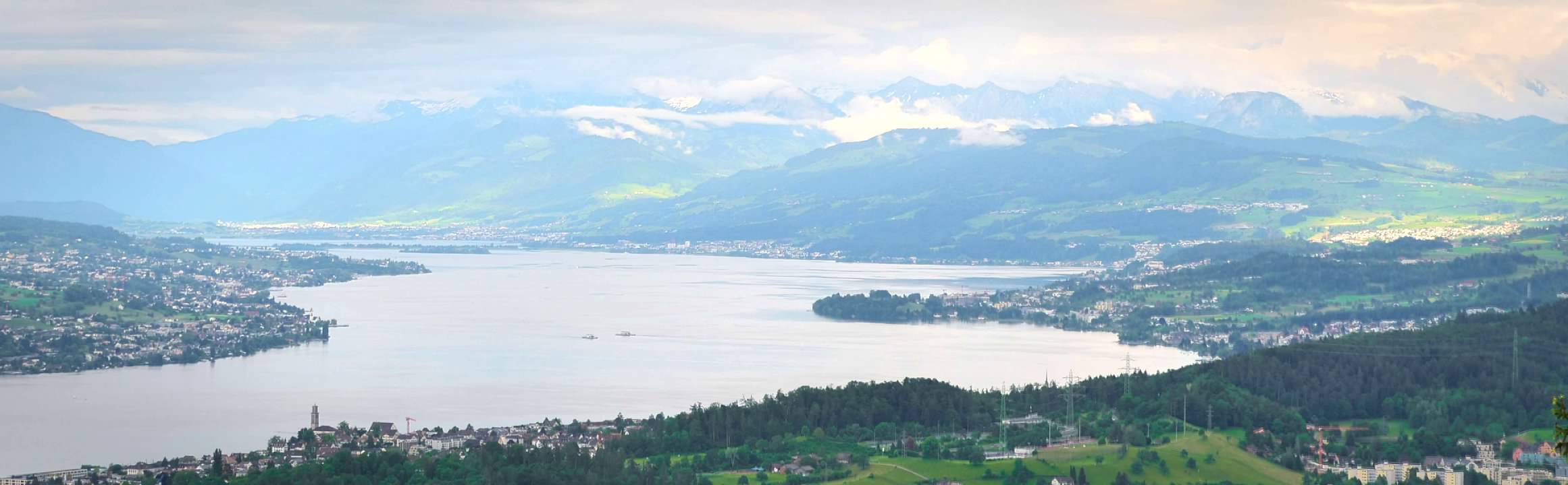 Lake Zürich with the mountains in the distance