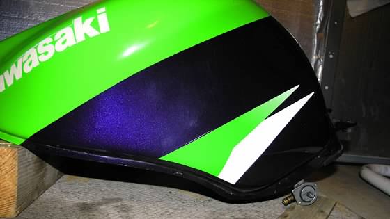 Fuel tank removal for jet needle shimming (C/E/F) - ZX-9R