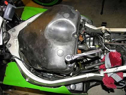 Fuel tank removal for jet needle shimming (C/E/F) - ZX-9R
